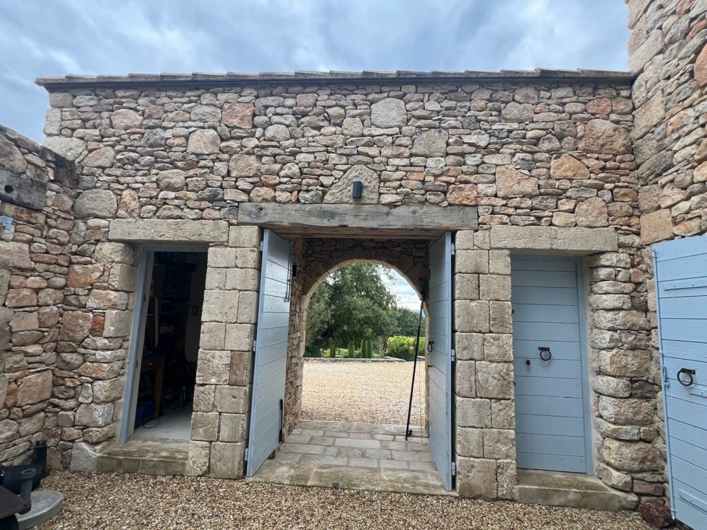 Muret décoratif en pierre du Vaucluse avec joints traditionnels