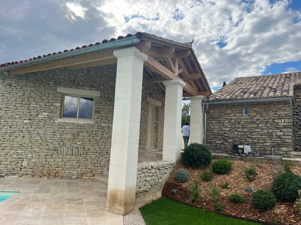 Parement mural en pierre naturelle dans une bastide du Vaucluse