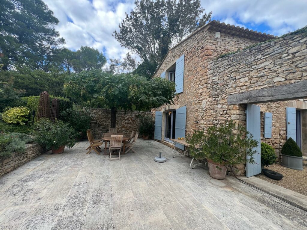 Rénovation d’un mur en pierre traditionnelle à Gordes (Vaucluse)