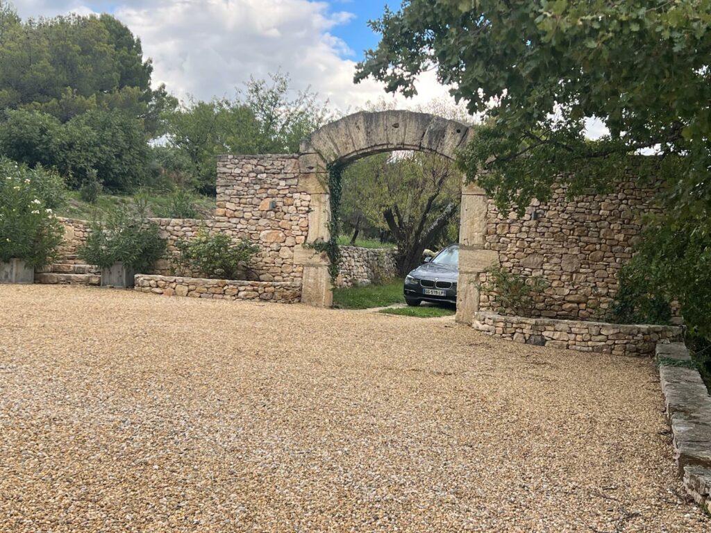 Aménagement paysager avec margelles et dallage en pierre Dallage et margelles en pierre