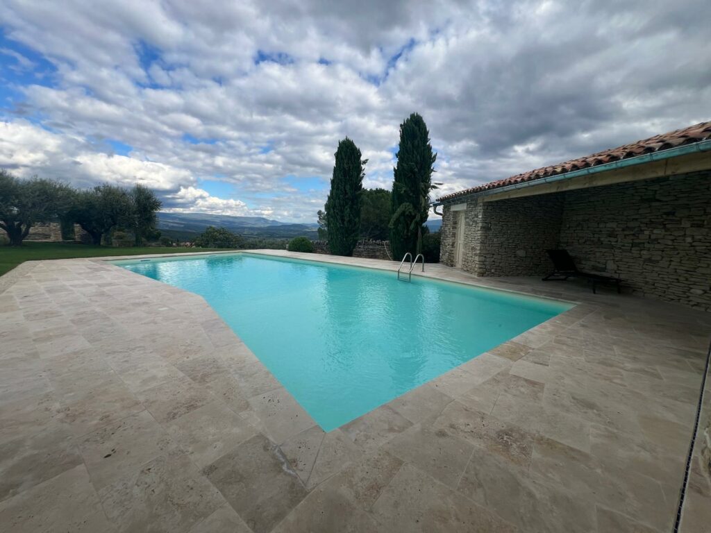 Calade traditionnelle en pavés de pierre à Ménerbes