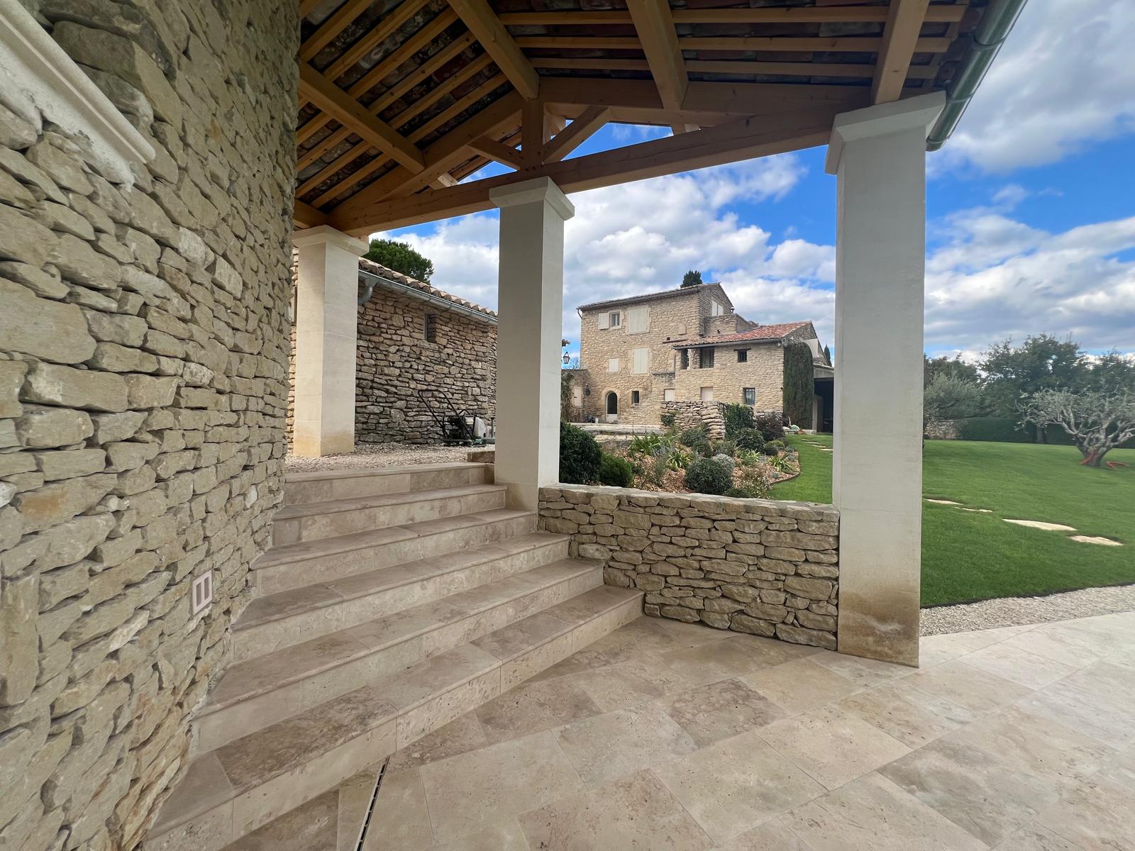 revetement-sol-pierre-naturelle-luberon