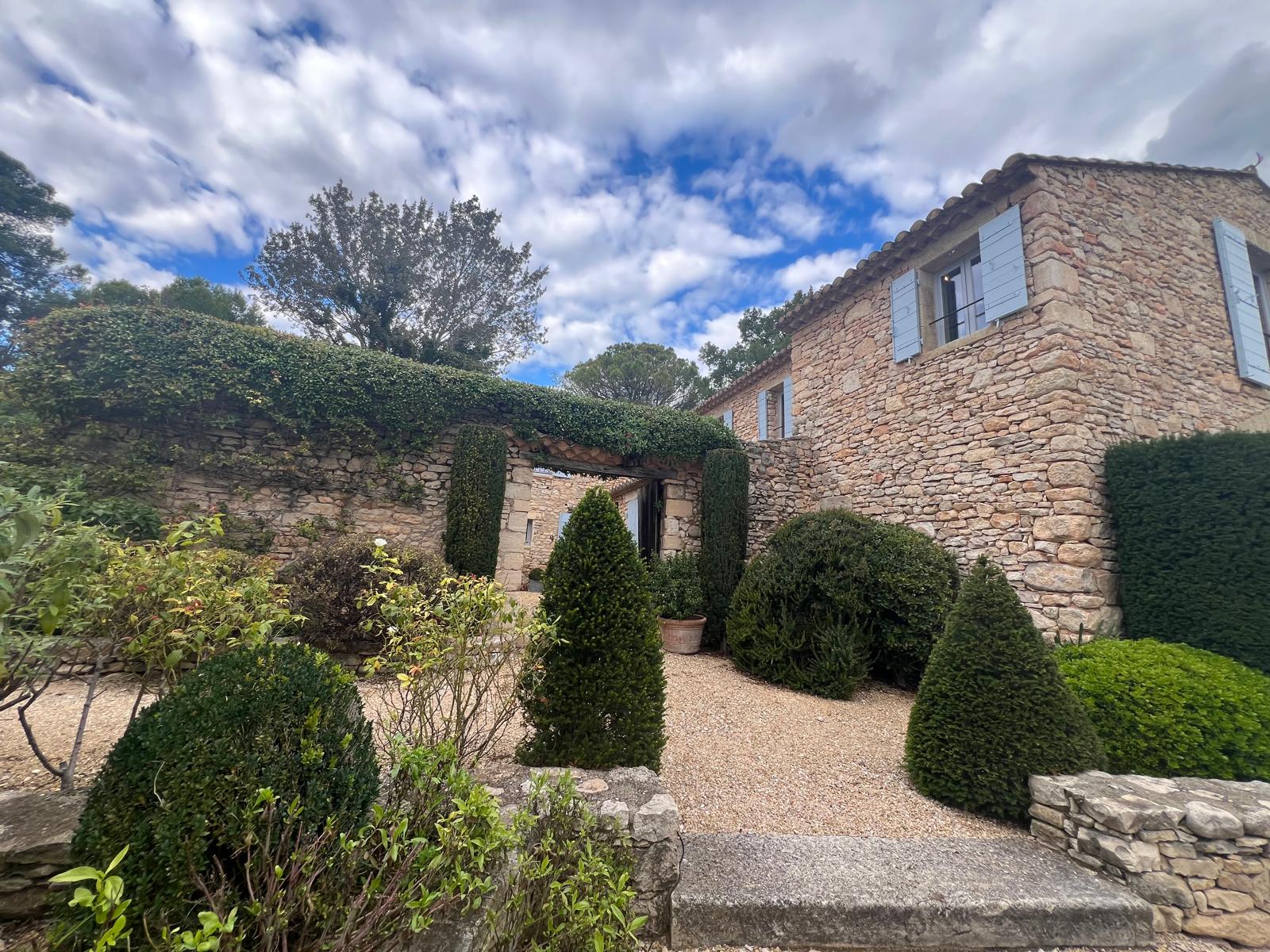 Muret paysager en pierre naturelle à Lourmarin