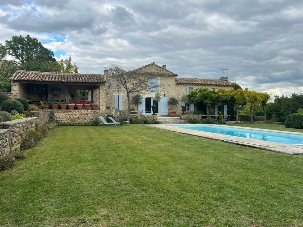 Terrasse provençale en dalles de pierre à Bonnieux